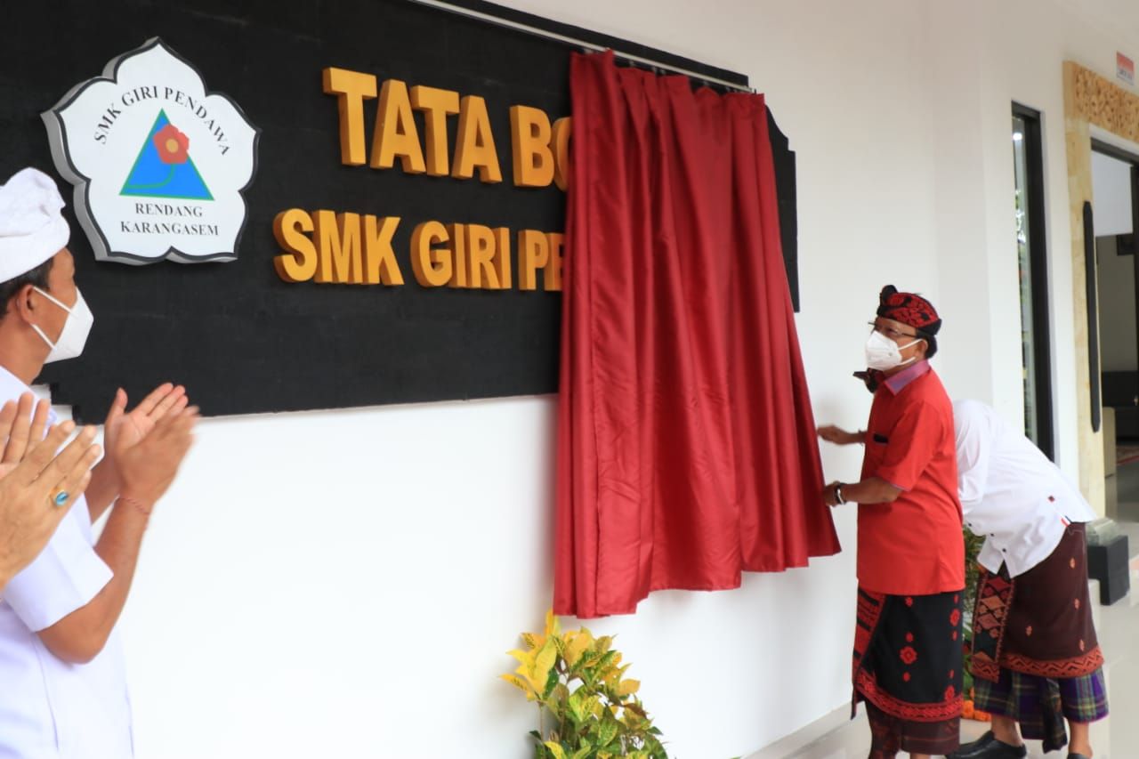 podiumnews.com-Komitmen Majukan SDM Karangasem, Koster Resmikan Gedung SMK Bantuan Pemprov